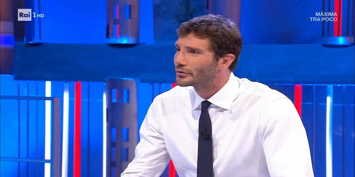 Pierluigi Lupo si mostra emozionato dopo l'addio a Affari Tuoi, mostrando una foto davanti ai pacchi numerati