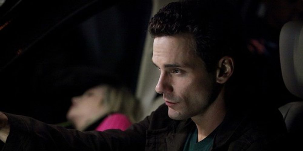 chris-j-johnson-logan-fell-trasporta-candice-accola-caroline-in-auto-nell-episodio-the-turning-points-di-the-vampire-diaries-145179