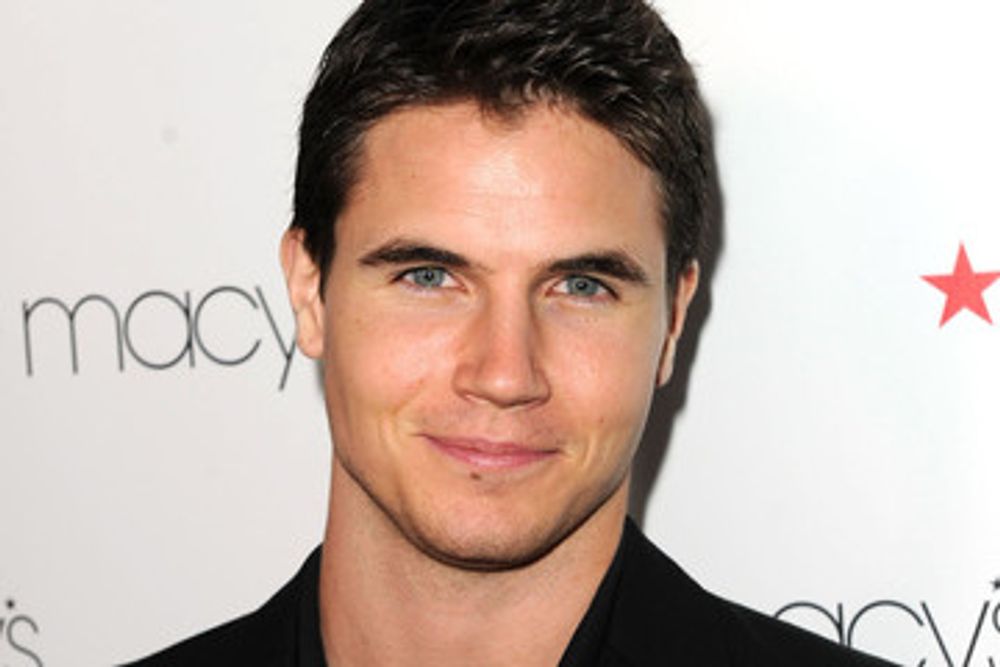 robbie-amell-banner