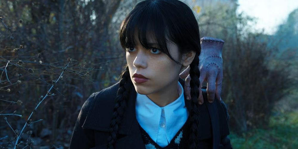 mercoledi-jenna-ortega-mano
