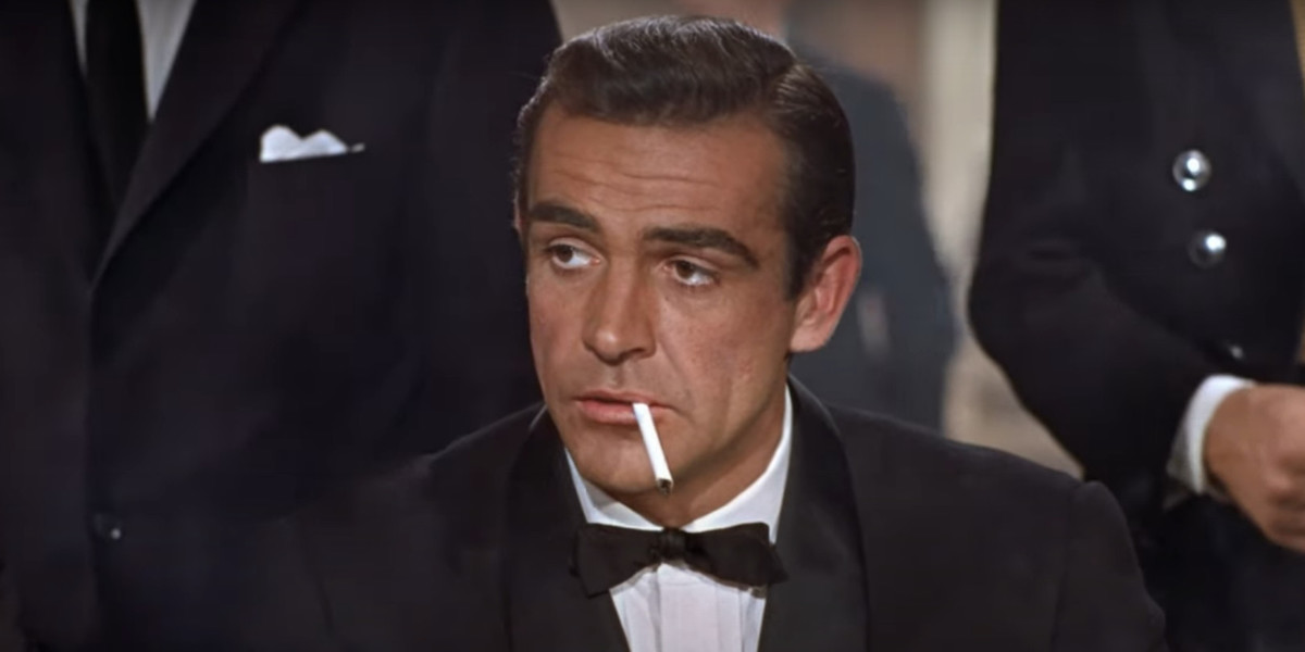 Un documento inedito di Ian Fleming mostra il primo volto immaginato per James Bond, con lineamenti decisi e un sguardo potente