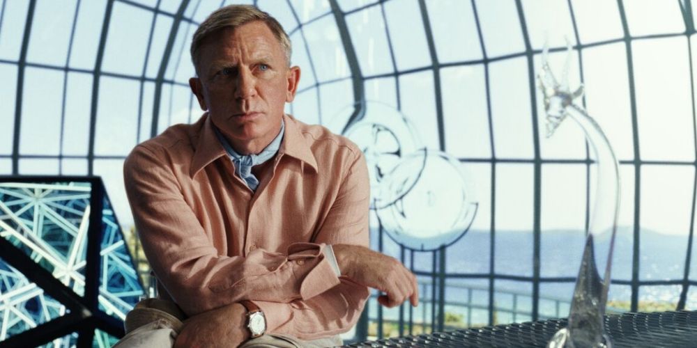 daniel-craig-glass-onion-2